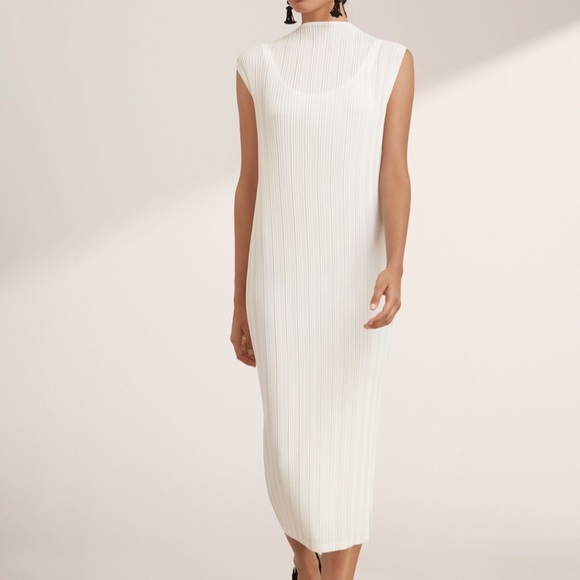 Babaton Dresses & Skirts - ARITZIA Babaton Pleated Midi "TJ" Dress
